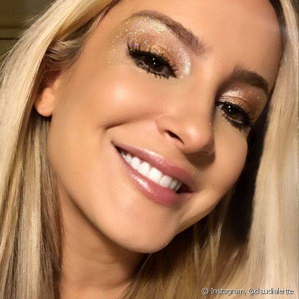 Claudia Leitte chamou atenção por optar por uma make bem iluminada com glitter em clique para os seus seguidores (Fotos: Instagram @claudialeitte)